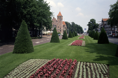 852399 Gezicht op het plantsoen aan Het Rond te Zeist, met op de achtergrond het raadhuis (Het Rond 1) te Zeist.